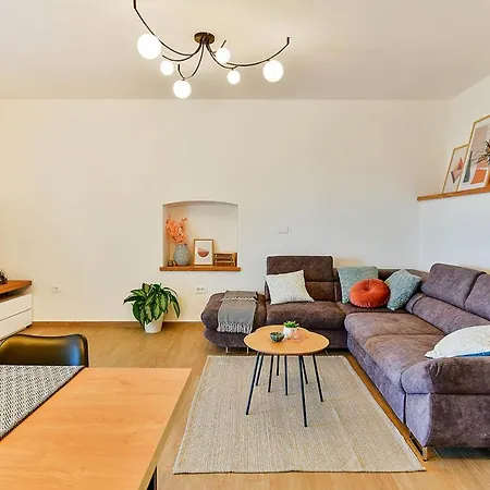Aura Apartment *